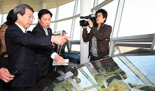 ▲ 정운찬 국무총리가 30일 충남 연기군 세종시 현장을 방문, 관계자로부터 공사현황에 대한 설명을 듣고 있다. ⓒ 연합뉴스