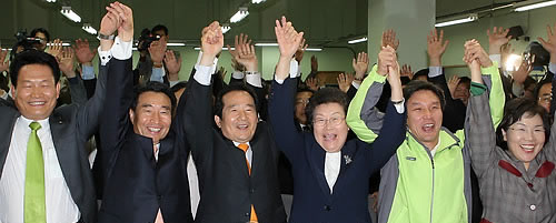 ▲ 28일 오후 서울 영등포당사 개표 상황실에서 민주당 정세균 대표, 이강래 원내대표 등 당직자들이 손을 함께 잡고 만세를 부르고 있다. ⓒ연합뉴스