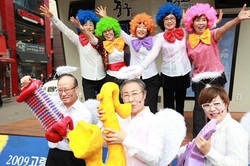 ▲ 29일 서울 명동 거리에서 연극교실 '우리는 실버파워' 회원들이 '능동적으로 도전하는 쿨한 시니어'를 주제로 퍼포먼스를 하고 있다. ⓒ&nbsp;뉴데일리