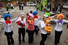 ▲ 29일 서울 명동 거리에서 연극교실 '우리는 실버파워' 회원들이 '능동적으로 도전하는 쿨한 시니어'를 주제로 퍼포먼스를 하고 있다. ⓒ&nbsp;뉴데일리