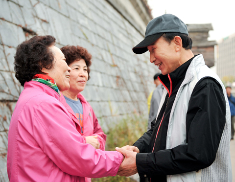 ▲ 31일 오전 청와대 참모진과 청계천 산책에 나선 이명박 대통령이 시민들과 만나 인사를 나누고 있다. ⓒ 뉴데일리