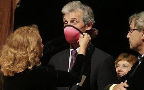 ▲ 엘레나 보드나 박사가 만든 브래지어 방독면. ⓒ 뉴데일리