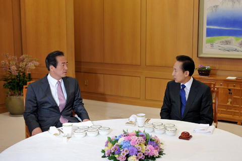 ▲ 이명박 대통령이 2일 오전 청와대에서 정몽준 한나라당 대표와 단독 조찬회동을 갖고 있다. ⓒ 뉴데일리<=청와대 제공>&nbsp;