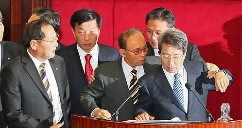 ▲ 2일 오전 국회에서 열린 제284회 국회 정기회 제4차 본회의에서 정운찬 국무총리가 이명박 대통령의 2010년도 예산안 및 기금운용 계획안 제출에 즈음한 시정연설을 대독하는 도중 야당 의원들의 항의를 받고 있다. ⓒ 연합뉴스