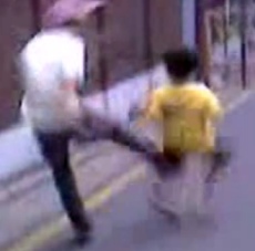 ▲ 중학생으로 보이는 한 청소년이 앞서가던 어린이를 뒤에서 가격하고 있다. ⓒ 동영상 캡쳐