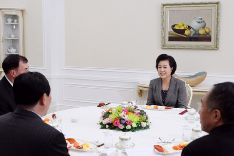 ▲ 이명박 대통령 부인 김윤옥 여사가 2일 '한국방문의 해 위원회' 신임위원장으로 선출된 신동빈 롯데그룹 부회장을 청와대에서 접견하고 있다. ⓒ 뉴데일리