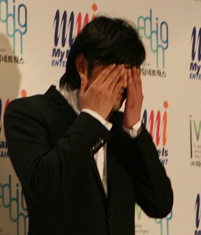 ▲ 조한선이 2일 서울 강남구 논현동 임페리얼 팰리스 호텔에서 결혼 발표 겸 기자회견 도중 쑥스러운&nbsp;듯 눈을 가리고 있다. ⓒ 뉴데일리