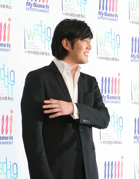▲ 배우 조한선이 2일 오후 서울 강남구 논현동 임페리얼 팰리스 호텔에서 열린 기자회견에서 포토타임 중, 카메라 기자들의 플래시 세례가 끊이지 않자 '이제 가도 되느냐'며 너스레를 떨고 있다. ⓒ 뉴데일리 