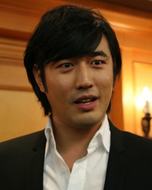 ▲ 조한선이 2일 서울 강남구 논현동 임페리얼 팰리스 호텔에서 열린 결혼 발표 기자회견 도중 쑥스러운 듯 눈을 가리고 있다. ⓒ 뉴데일리 