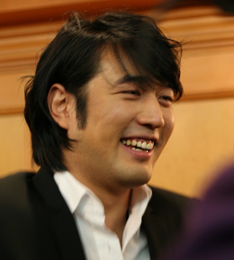 ▲ 2일 기자회견장에서 환한 미소를 짓고 있는 조한선. ⓒ 뉴데일리