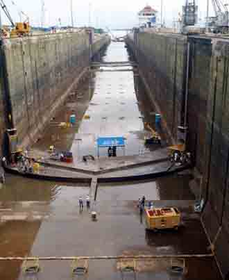 ▲ 안상수 한나라당 원내대표는 3일 국회 교섭단체 연설에서 파나마 운하 등도 처음 건설할 때는 집요한 반대에 부딪혔다고 설명하며 4대강 살리기 사업 당위성을 강조했다. 사진은 파나마 콜론에서 바라본 파나마 운하 수리 모습 ⓒ연합뉴스 