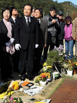 ▲ 민주당 정세균 대표와 이미경 사무총장 등이 3일 경남 김해시 진영읍 본산리 봉하마을 고 노무현 전 대통령 묘소를 참배한 뒤 묘역을 둘러보고 있다. ⓒ&nbsp;연합뉴스