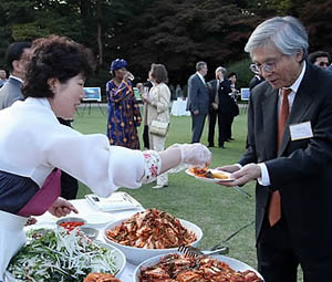 ▲ 지난달 15일 청와대 녹지원에서 열린 주한 외교단 초청 다과회에 참석한 시게이에 도시노리(오른쪽) 주한 일본대사가 김치를 그릇에 담고 있다 ⓒ 연합뉴스