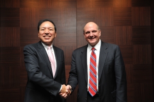 ▲ 삼성전자와 마이크로소프트는 2일 서울 장충동 신라호텔에서 이윤우 삼성전자 부회장과 스티브 발머 마이크로소프트 CEO가 참석한 가운데 &lsquo;그린IT&rsquo;를 실천하는데 양사가 공동으로 노력하기로 합의했다. 삼성전자 이윤우 부회장(사진 왼쪽)과 마이크로소프트 스티브 발머 CEO이 서로 악수를 하고 있다. ⓒ 뉴데일리