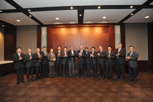 ▲ 삼성전자와 마이크로소프트는 2일 서울 장충동 신라호텔에서 이윤우 삼성전자 부회장과 스티브 발머 마이크로소프트 CEO가 참석한 가운데 &lsquo;그린IT&rsquo;를 실천하는데 양사가 공동으로 노력하기로 합의했다. 삼성전자 이윤우 부회장(왼쪽 8번째)과 마이크로소프트 스티브 발머 CEO(왼쪽 9번째) 등 모임에 참석한 삼성전자와 마이크로소프트 경영진이 함께 박수를 치고 있다. ⓒ 뉴데일리