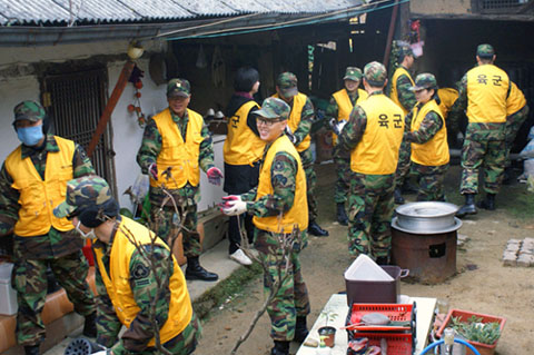 ▲ 육군 36사단은 지난 2일 사단 간부와 장병들이 모은 성금으로 마련한 연탄 1200장을 국가유공자 및 기초생활수급자에게 전달했다.