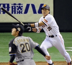 ▲ 일본 프로야구 요미우리 자이언츠의 이승엽이 3일 도쿄돔에서 열린 니혼햄 파이터스와의 일본시리즈 3차전에서 0-2로 뒤진 2회말 첫 타석에 나서 니혼햄 선발 이토카즈 게이사쿠의 2구째 직구를 잡아당겨 오른쪽 펜스를 넘기는 1점 홈런을 터뜨리고 있다. ⓒ 연합뉴스