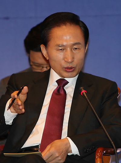 ▲ 이명박 대통령이 4일 오전 서울 용산 하얏트호텔에서 열린 EIU 비즈니스 라운드 테이블 토론회에 참석해 한국경제와 북한문제 등에 대한 질의응답을 하고 있다. ⓒ&nbsp;연합뉴스