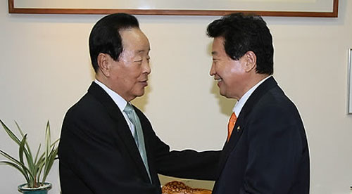 ▲ 김영삼 전 대통령이 4일 상도동 자택에서 한나라당 안상수 원내대표의 예방을 받고 있다. ⓒ&nbsp;연합뉴스