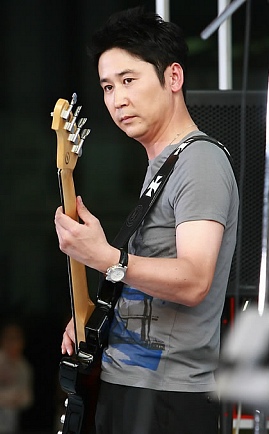 ▲ 소속사로부터 사기 혐의로 피소된 개그맨 신동엽.&nbsp; ⓒ&nbsp;연합뉴스