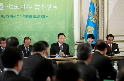 ▲ 대통령직속 녹색성장위원회는 5일 청와대에서 이명박 대통령 주재로 제6차 회의를 열고 '국가 온실가스 감축목표 설정방안' '건축물&middot;도시&middot;교통의 녹색화' '에너지 효율화', '녹색일자리 지원 및 인력양성' 등 5개 안건을 심의&middot;의결했다. ⓒ뉴데일리