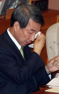 ▲ 정운찬 국무총리가 5일 오전 대정부 질문이 진행된 국회 본회의에서 땀을 닦고 있다. ⓒ연합뉴스