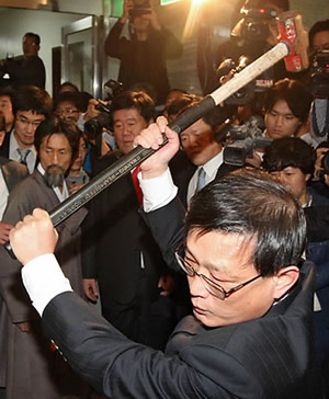 ▲ 지난 12월 해머로 국회 회의실 문을 부수는 문학진 의원. ⓒ연합뉴스