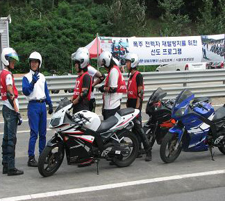 ▲ 서울경찰청은 폭주족을 대상으로 한 교통안전프로그램을 확대실시 하기로 했다. 사진은 무질서한 이륜차 운전 습관 교정 교육을 받고 있는 대상자들. ⓒ 뉴데일리