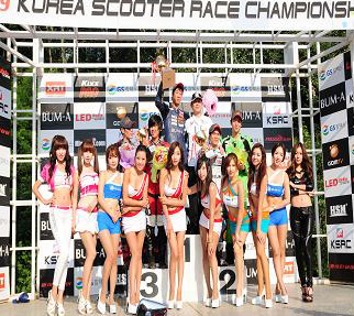 ▲ 지난 8월 교통안전 프로그램을 수료한 뒤 레이싱 대회에 출전해 좋은 성적을 거둔 입상자들 ⓒ 뉴데일리