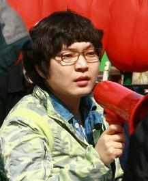 ▲ 오토바이를 타다 발목이 부러지는 중상을&nbsp;입은 가수 신정환. ⓒ&nbsp;연합뉴스