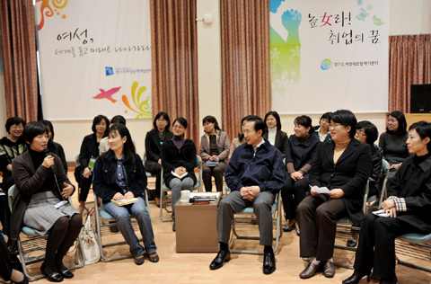 ▲ 이명박 대통령이 6일 경기도 용인의 '여성새로일하기센터'를 방문, '높여라! 취업의 꿈'이라는 주제로 간담회를 갖고 있다. ⓒ 뉴데일리 <=청와대 제공>