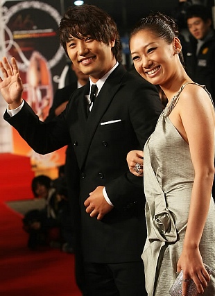 ▲ 6일 오후 올림픽공원 올림픽홀에서 열린 '제 46회 대종상 영화제' 시상식에서 배우 진구와 쥬니가 레드카펫을 밟고 있다.&nbsp; ⓒ 연합뉴스