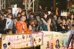 ▲ 한류스타를 만나기 위해 현해탄을 건너온 일본의 열성 팬.  ⓒ 뉴데일리