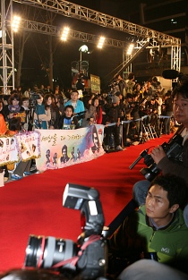 ▲ 스타들의 레드카펫 입장을 기다리고 있는 취재진과 팬들. ⓒ 뉴데일리