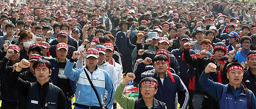 ▲ 민노총과 한노총 노조원 1000여명이 지난달 28일 공동투쟁을 결의하는 집회를 열고 있다 ⓒ연합뉴스