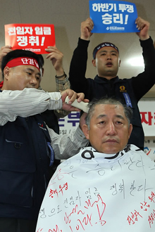 ▲ 정부의 '노조 전임자 임금 지급금지'방안에 반발해 지난달 26일 신진규 한노총 신진규 울산지역본부 의장이 삭발하고 있는 모습 ⓒ 연합뉴스 