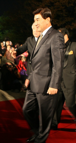 ▲ 영화배우 협회회장을 맡고 있는 이덕화가 6일 오후 서울 송파구 올림픽공원 내 올림픽홀에서 열린 '제46회 대종상 영화제'에 참석, 레드카펫을 힘차게 밟으며 입장하고 있다.&nbsp; ⓒ 뉴데일리