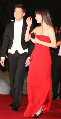 ▲ 붉은색 드레스를 입고 레드카펫을 밟은 한예슬은 취재진을 향해 다양한 포즈를 즉석에서 선보여 이날 현장에서 카메라 기자들의 플래시 세례를 가장 많이 받았다. ⓒ 뉴데일리