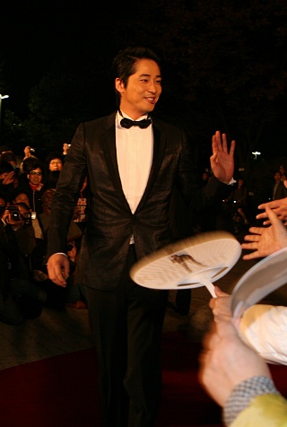 ▲ 영화 '7급 공무원'으로 '제46회 대종상 영화제' 신인남우상을 획득한 강지환이 일본에서온 원정팬들의 열렬한 환호속에 레드카펫 입장을 하고 있다. ⓒ 뉴데일리