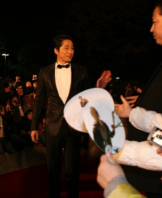 ▲ 영화 '7급 공무원'으로 '제46회 대종상 영화제' 신인남우상을 획득한 강지환이 일본에서온 원정팬들의 열렬한 환호속에 레드카펫 입장을 하고 있다. ⓒ 뉴데일리