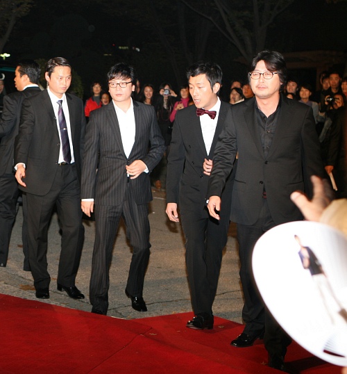 ▲ 6일 오후 서울 송파구 방이동 올림픽공원내 올림픽홀에서 열린 '제46회 대종상영화제' 시상식에서 국가대표의 김용화 감독과 배우 하정우, 김윤석이 레드카펫 입장을 하고 있다.&nbsp; ⓒ 뉴데일리