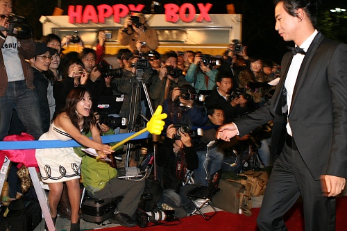 ▲ 제46회 대종상영화제에 영화 '모던보이'로 신인상, 조연상 두 부문 후보로 오른 '비담' 김남길이 환한 미소를 띠고 레드카펫 입장을 하고 있다. ⓒ 뉴데일리