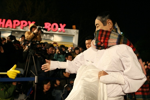 ▲ 한류스타 강지환와 장근석 등을 보기 위해 현해탄을 건넌 일본의 '아줌마' 팬들이 앙드레김의 예기치 않은 등장에도 환호를 보내고 있다. ⓒ 뉴데일리