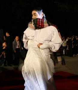 ▲ 디자이너 앙드레김은 6일 오후 서울 송파구 올림픽공원 내 올림픽홀에서 열린 제46회 대종상영화제의 레드카펫 행사에서도 특유의 '화이트' 복장을 하고 들어서 눈길을 끌었다.&nbsp;ⓒ 뉴데일리