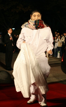 ▲ 디자이너 앙드레김은 6일 오후 서울 송파구 올림픽공원 내 올림픽홀에서 열린 제46회 대종상영화제의 레드카펫 행사에서도 특유의 '화이트' 복장을 하고 들어서 눈길을 끌었다.&nbsp;ⓒ 뉴데일리