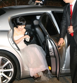 ▲ 레드카펫 입장을 위해 차량에서 내리고 있는 이매리.&nbsp;ⓒ 뉴데일리