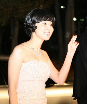 ▲ 레드카펫 입장을 위해 차량에서 내리고 있는 이매리.&nbsp;ⓒ 뉴데일리