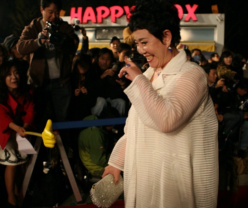 ▲ 영화 '내 사랑 내 곁에'에서 식물인간 상태인 남편을 9년간 한결같은 모습으로 병간호하는 역을 맡은 중견배우 남능미가 레드카펫 입장을 하고 있다. 이날 대종상 시상식에서 남능미는 병고로 입원한 동료 김명민을 대신해 '남우주연상'과 '남자인기상' 수상 소감을 대신 전하는 진풍경을 연출했다. ⓒ 뉴데일리