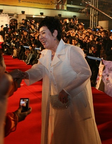 ▲ 배우 남능미가 레드카펫 입장 도중 관객과 악수를 나누고 있다. ⓒ 뉴데일리