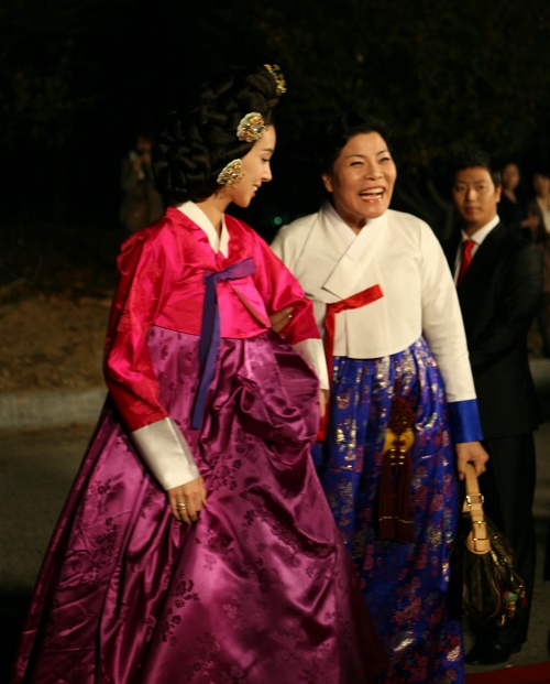 ▲ 한복 디자이너 박술녀와 배우 서담비가 레드카펫 입장을 하고 있다. ⓒ 뉴데일리